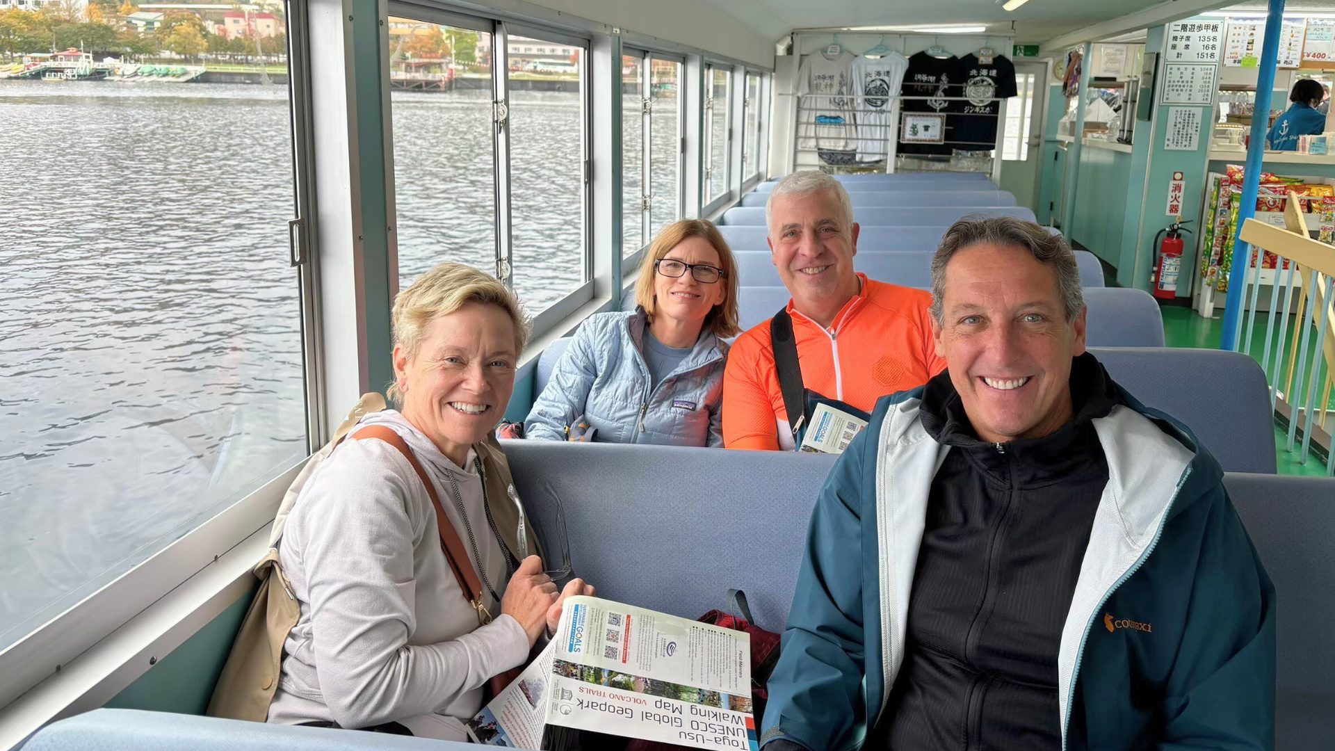 洞爺湖中島トレッキングツアー　船内にてレクチャー